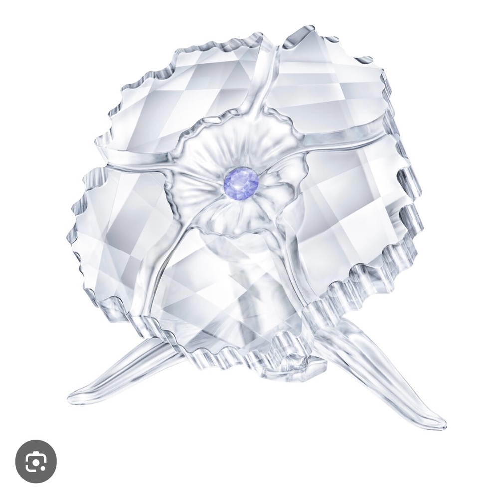 NWOT 2019 Swarovski Crystal Flower Figurine with Blue/ Purple Center - Picture 1 of 3